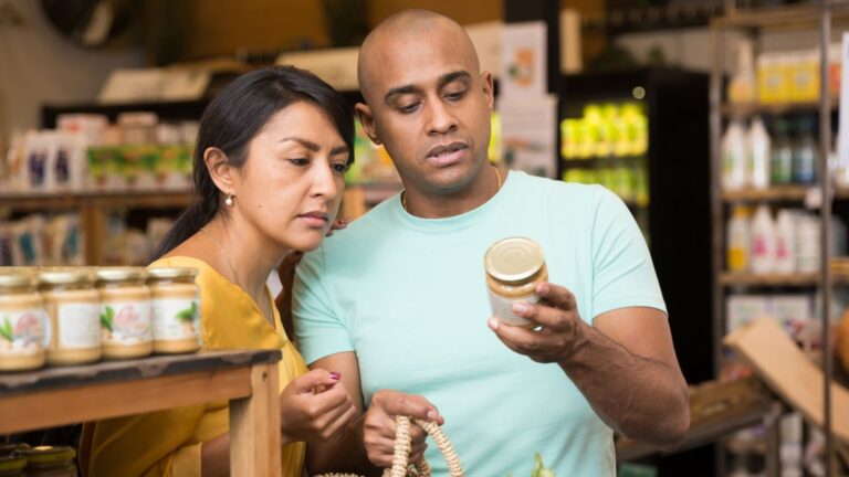 15 Misleading Food Labels and What They Really Mean 4 woman guy food label grocery couple shop