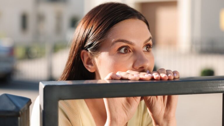 21 Things Only Highly Curious People Will Relate To 6 woman look peek curious hide