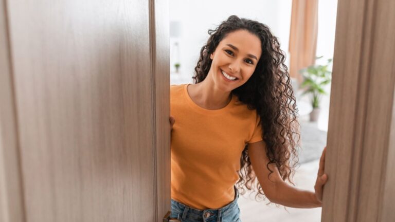 15 Things You Should Never Do at Someone Else's House 2 house woman knock door guest company